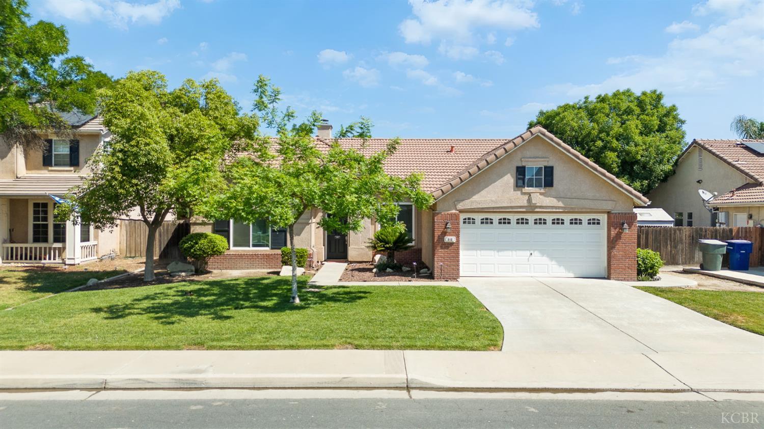 916 W Windsor Dr, Hanford, CA 93230