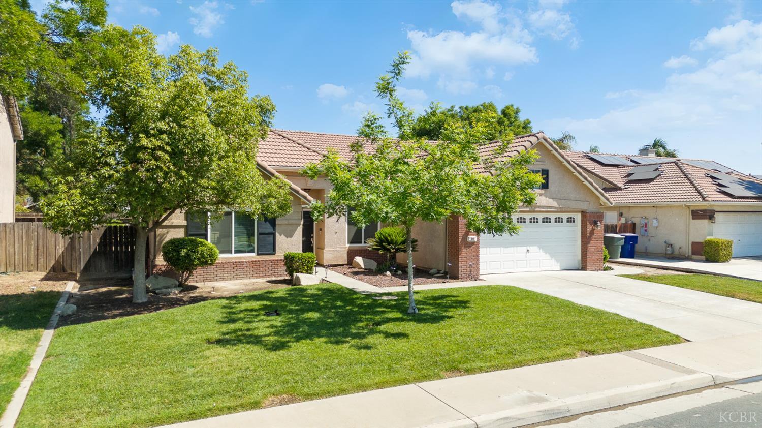 916 W Windsor Dr, Hanford, CA 93230