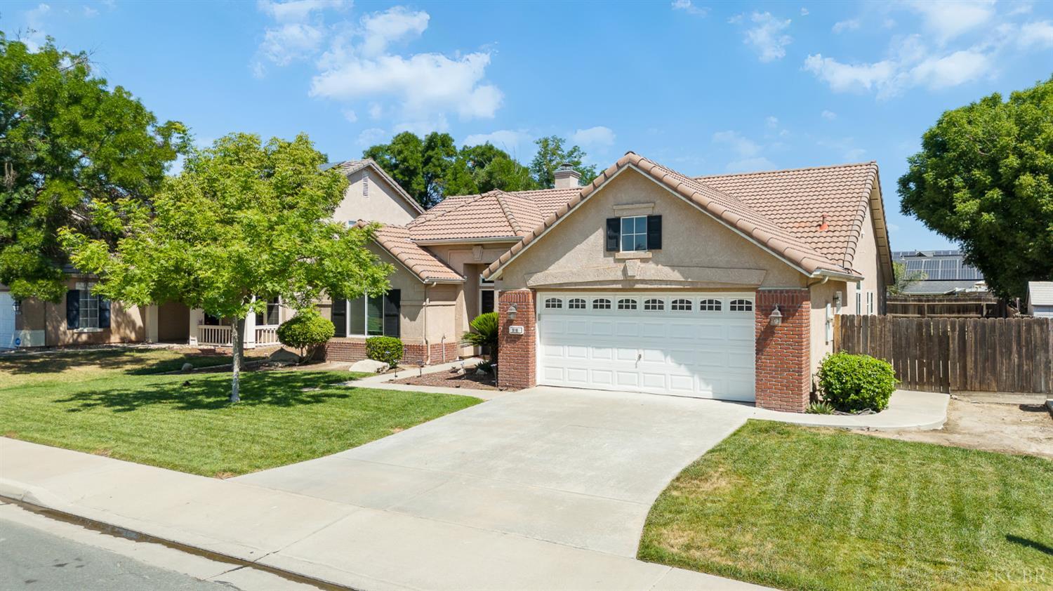916 W Windsor Dr, Hanford, CA 93230