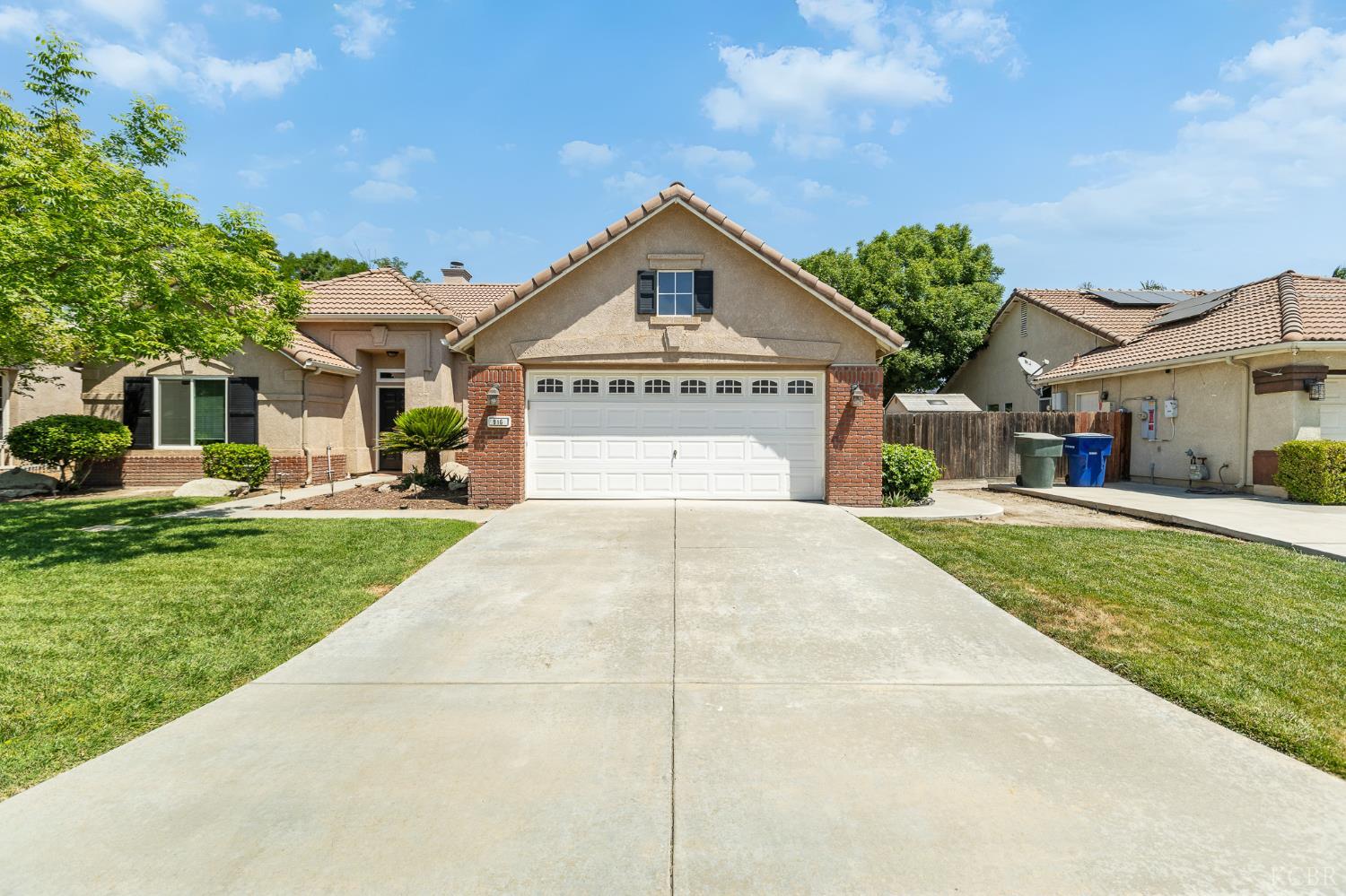 916 W Windsor Dr, Hanford, CA 93230