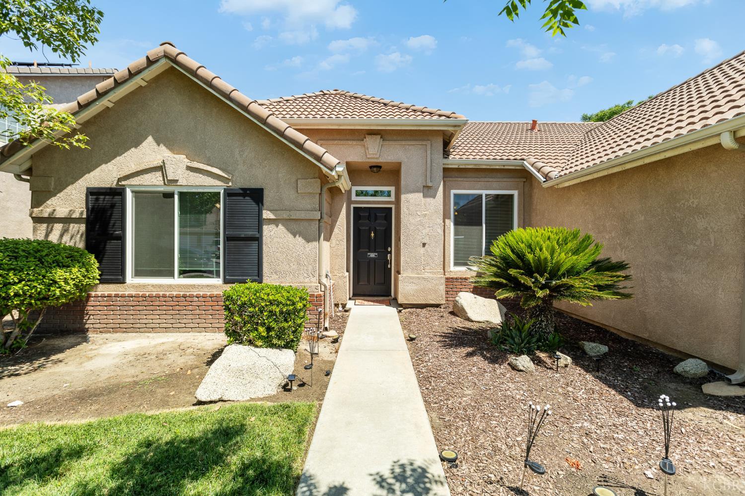 916 W Windsor Dr, Hanford, CA 93230