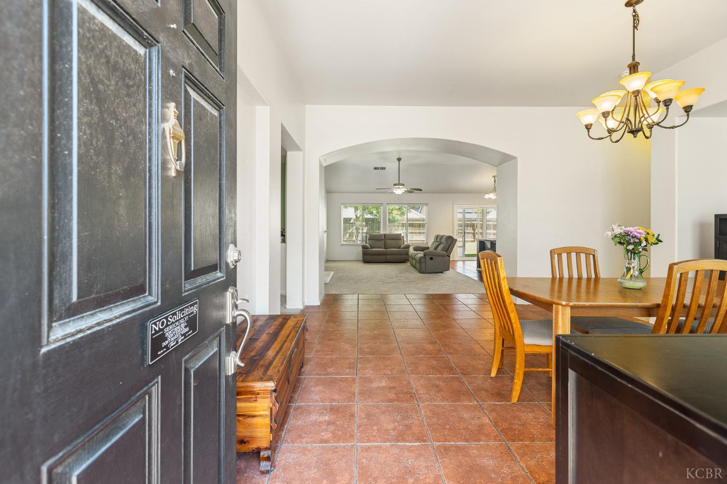 916 W Windsor Dr, Hanford, CA 93230