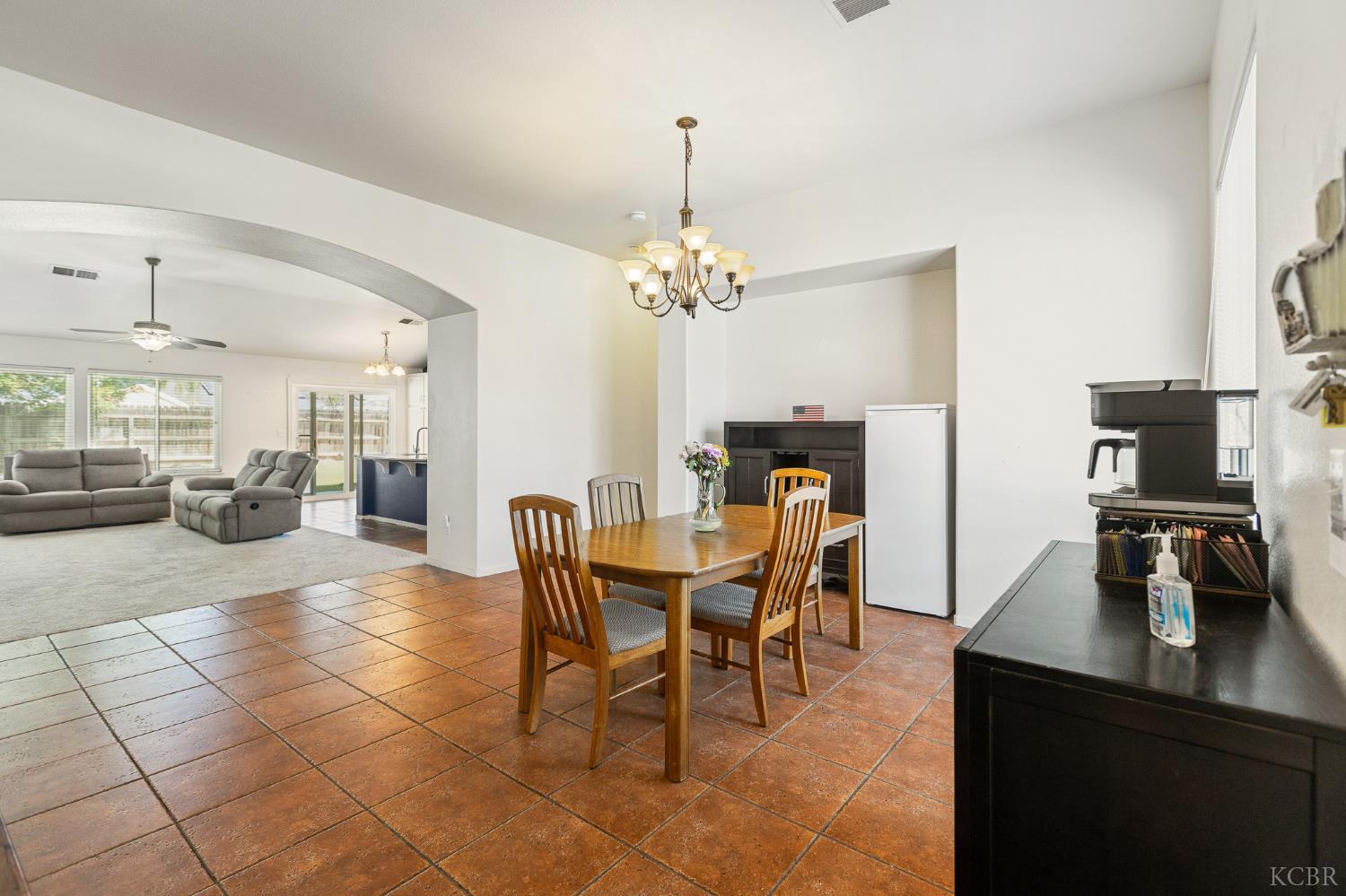 916 W Windsor Dr, Hanford, CA 93230