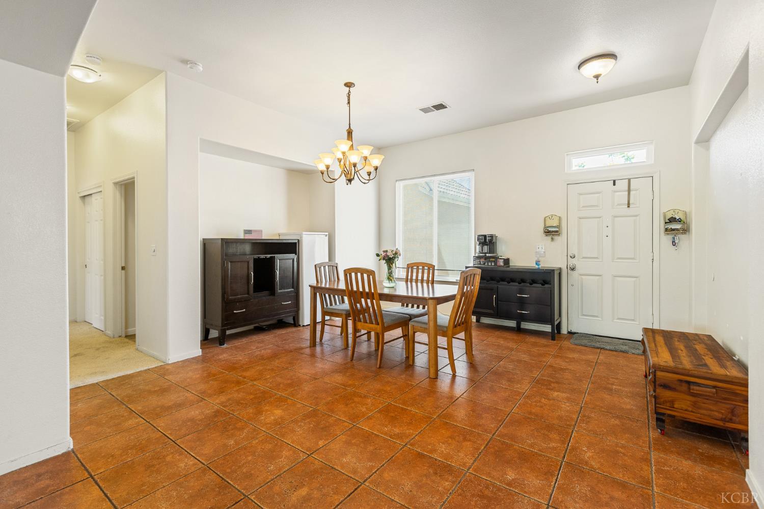 916 W Windsor Dr, Hanford, CA 93230