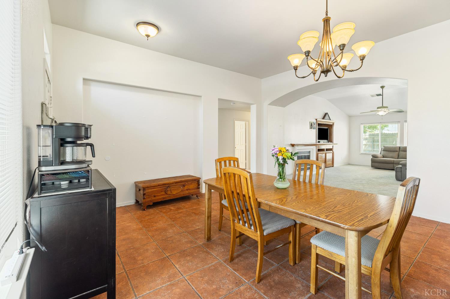 916 W Windsor Dr, Hanford, CA 93230