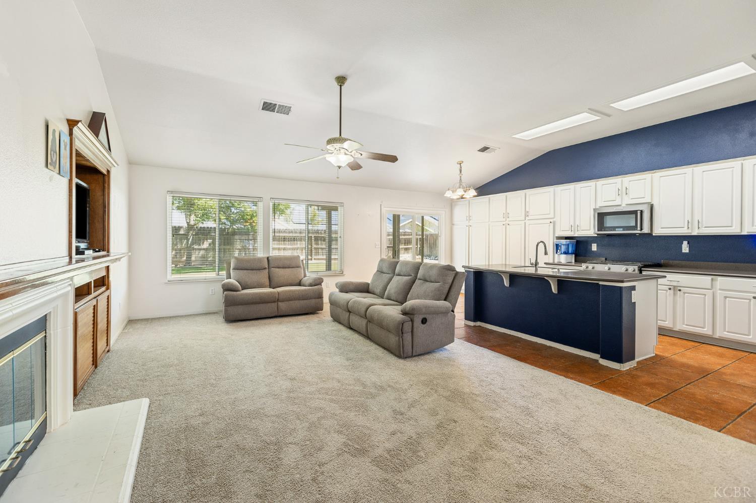 916 W Windsor Dr, Hanford, CA 93230