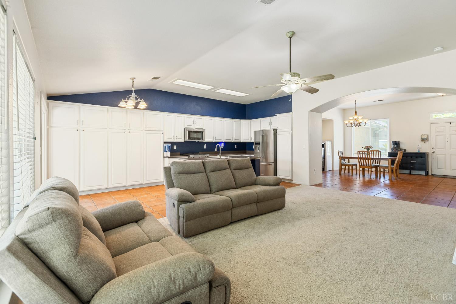 916 W Windsor Dr, Hanford, CA 93230