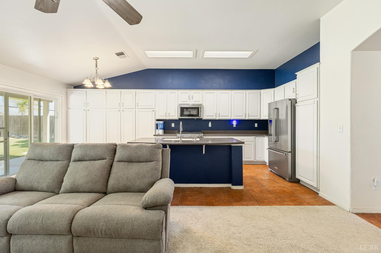 916 W Windsor Dr, Hanford, CA 93230