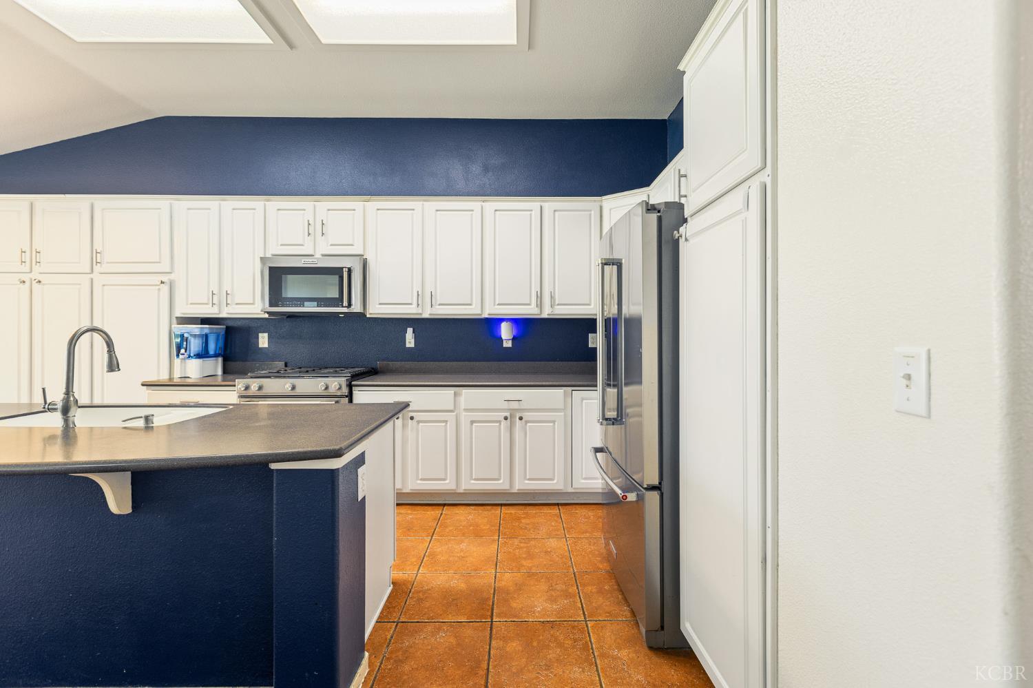 916 W Windsor Dr, Hanford, CA 93230