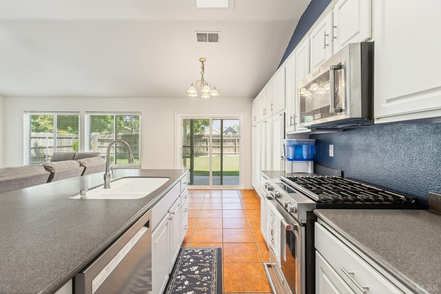 916 W Windsor Dr, Hanford, CA 93230