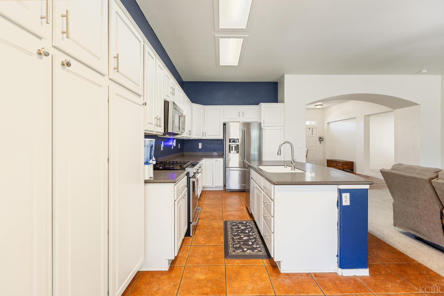 916 W Windsor Dr, Hanford, CA 93230