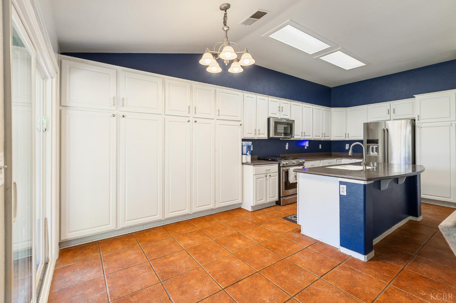 916 W Windsor Dr, Hanford, CA 93230