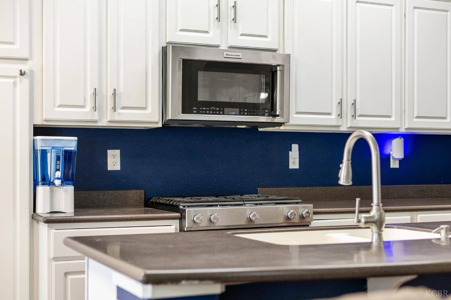 916 W Windsor Dr, Hanford, CA 93230