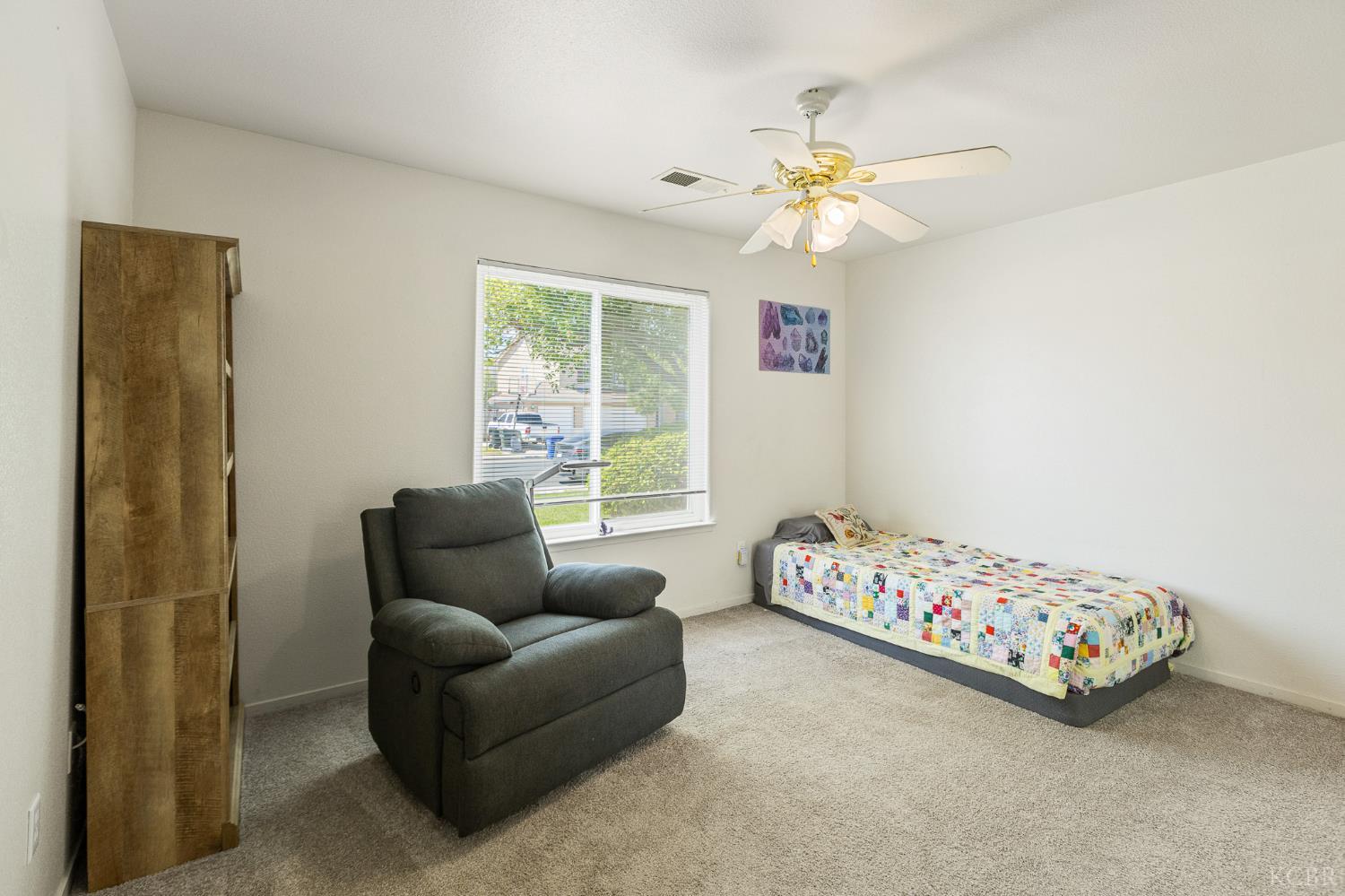 916 W Windsor Dr, Hanford, CA 93230