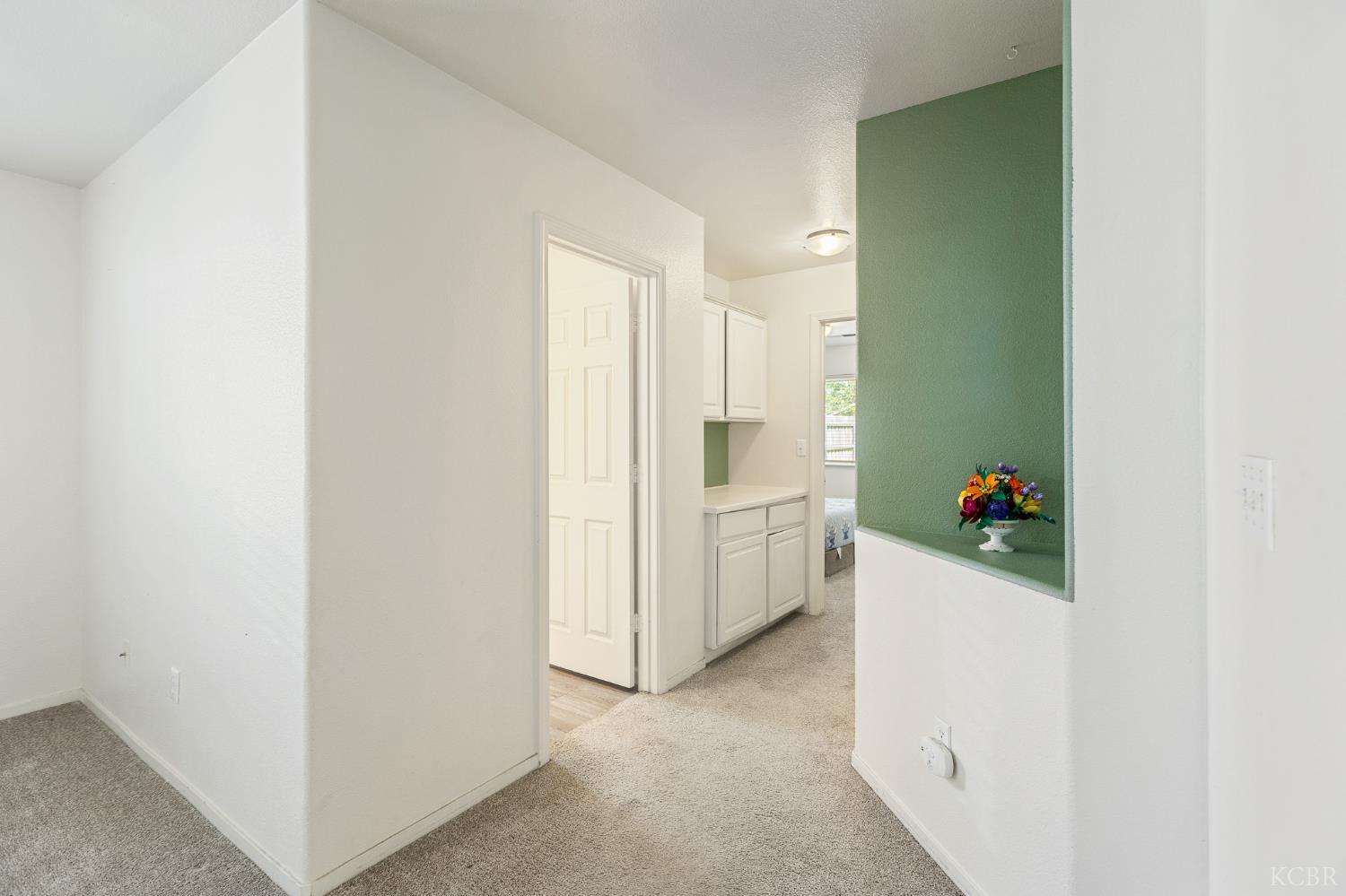 916 W Windsor Dr, Hanford, CA 93230