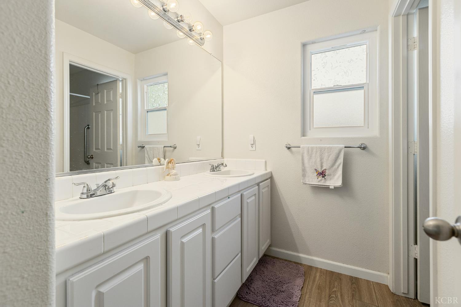 916 W Windsor Dr, Hanford, CA 93230