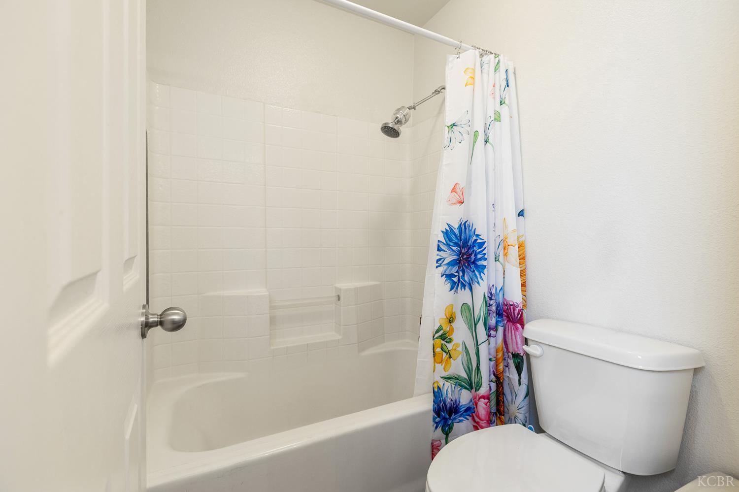 916 W Windsor Dr, Hanford, CA 93230