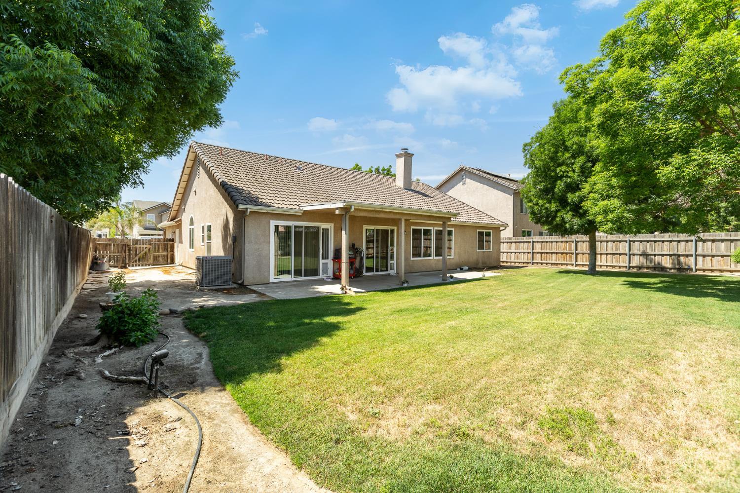 916 W Windsor Dr, Hanford, CA 93230