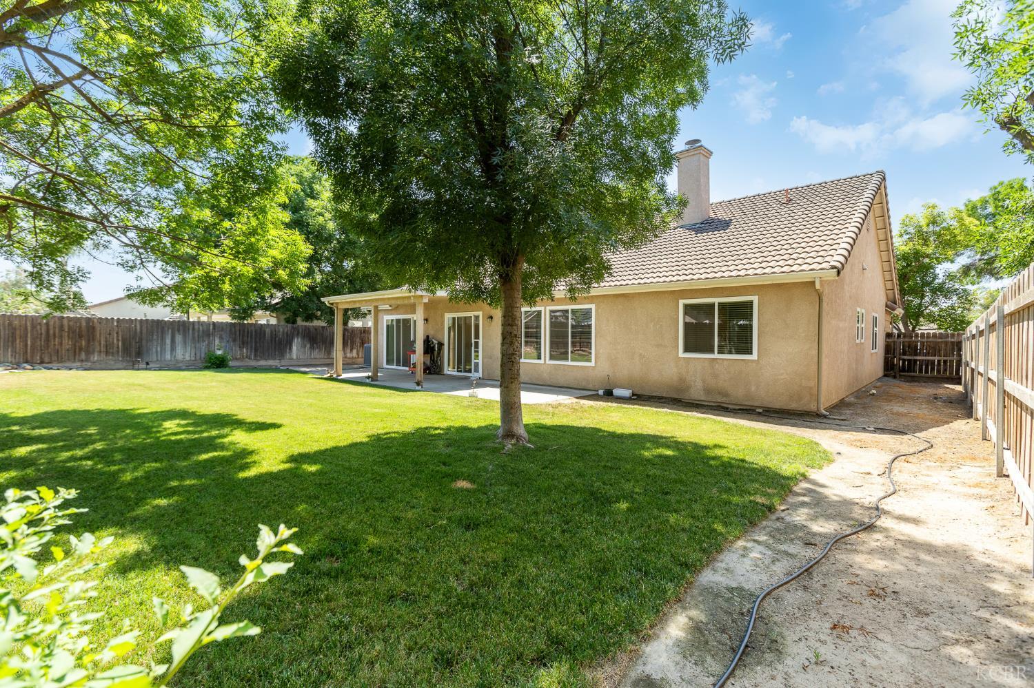 916 W Windsor Dr, Hanford, CA 93230