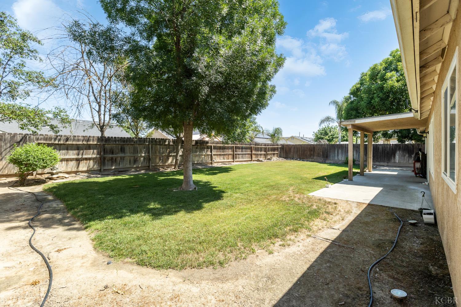 916 W Windsor Dr, Hanford, CA 93230