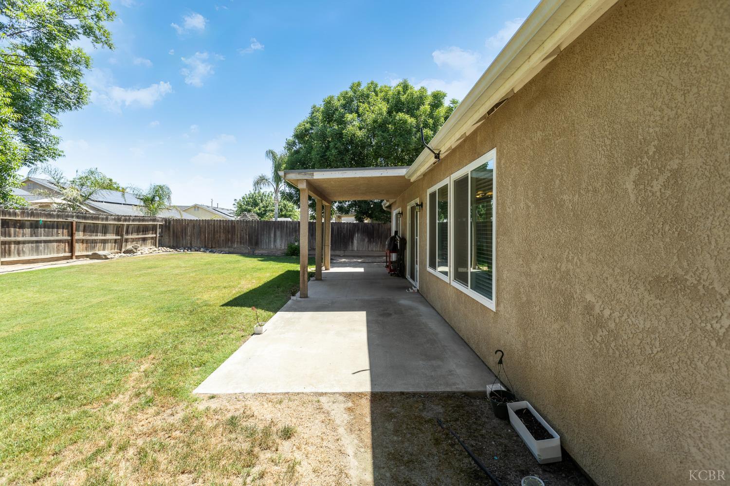 916 W Windsor Dr, Hanford, CA 93230
