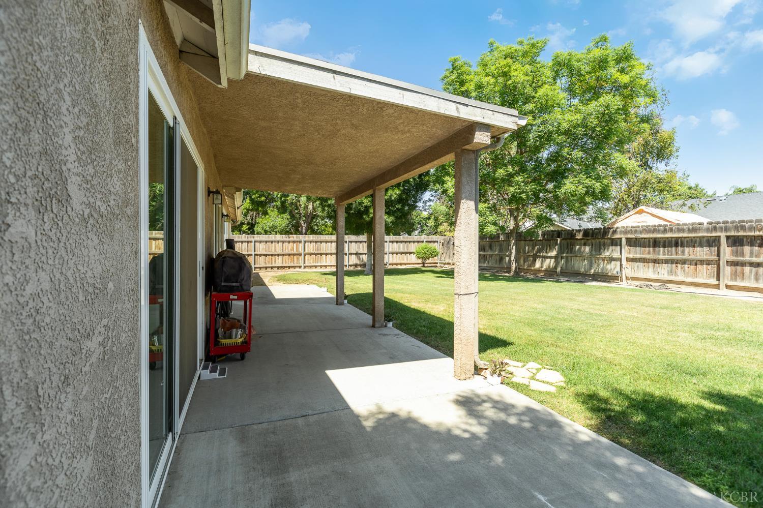 916 W Windsor Dr, Hanford, CA 93230