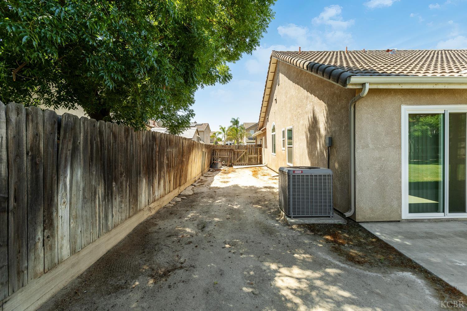 916 W Windsor Dr, Hanford, CA 93230