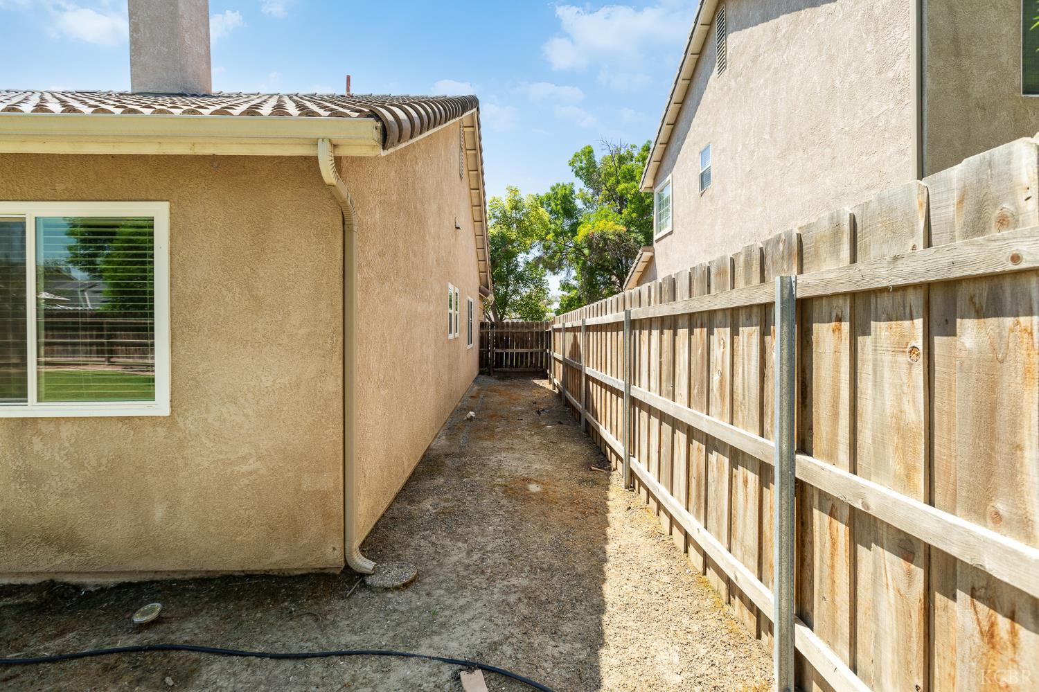 916 W Windsor Dr, Hanford, CA 93230