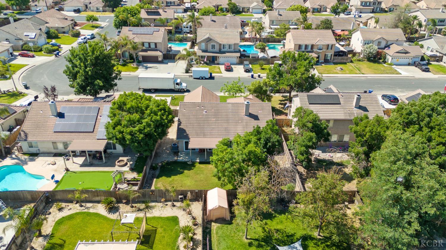 916 W Windsor Dr, Hanford, CA 93230