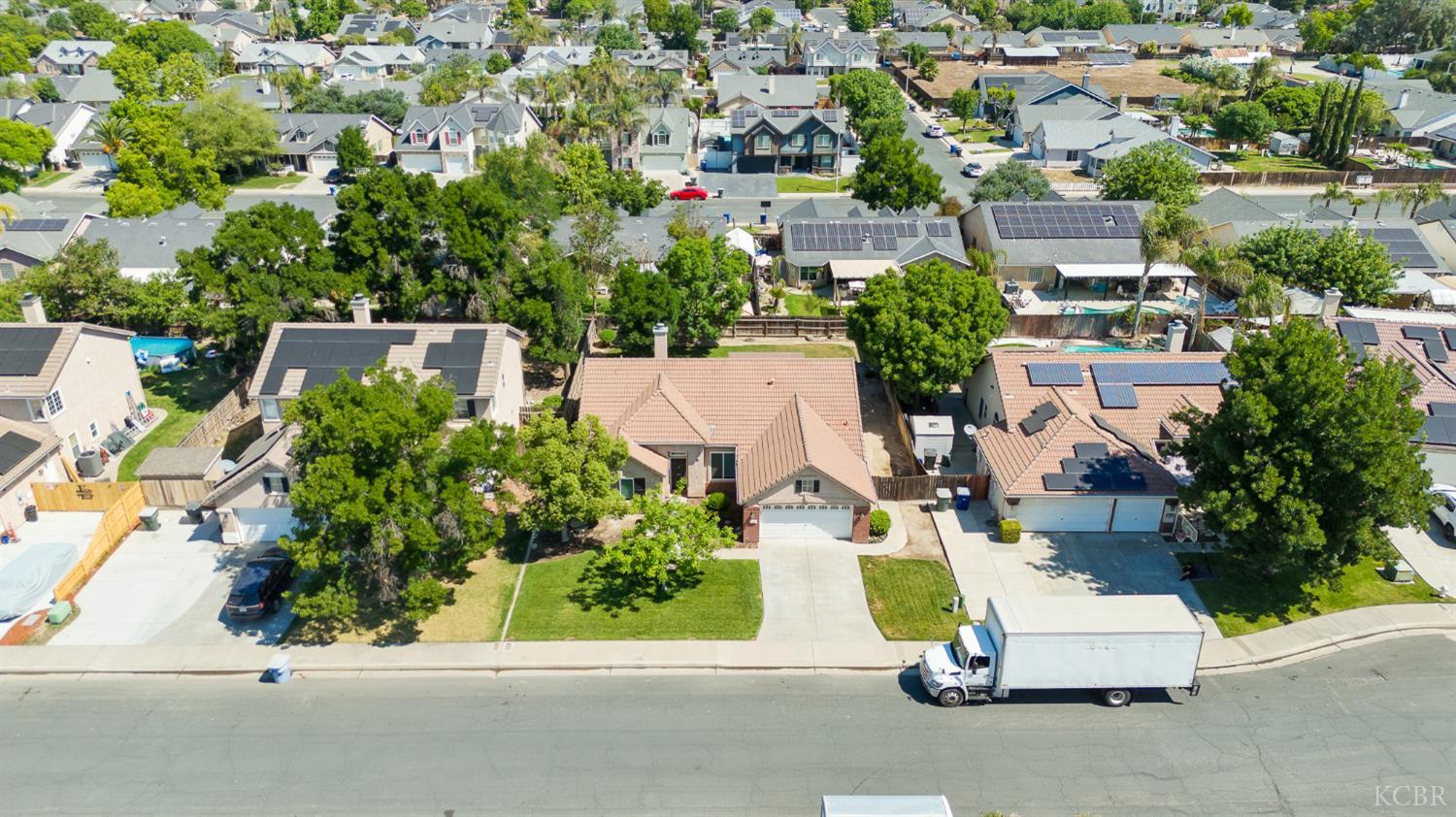 916 W Windsor Dr, Hanford, CA 93230
