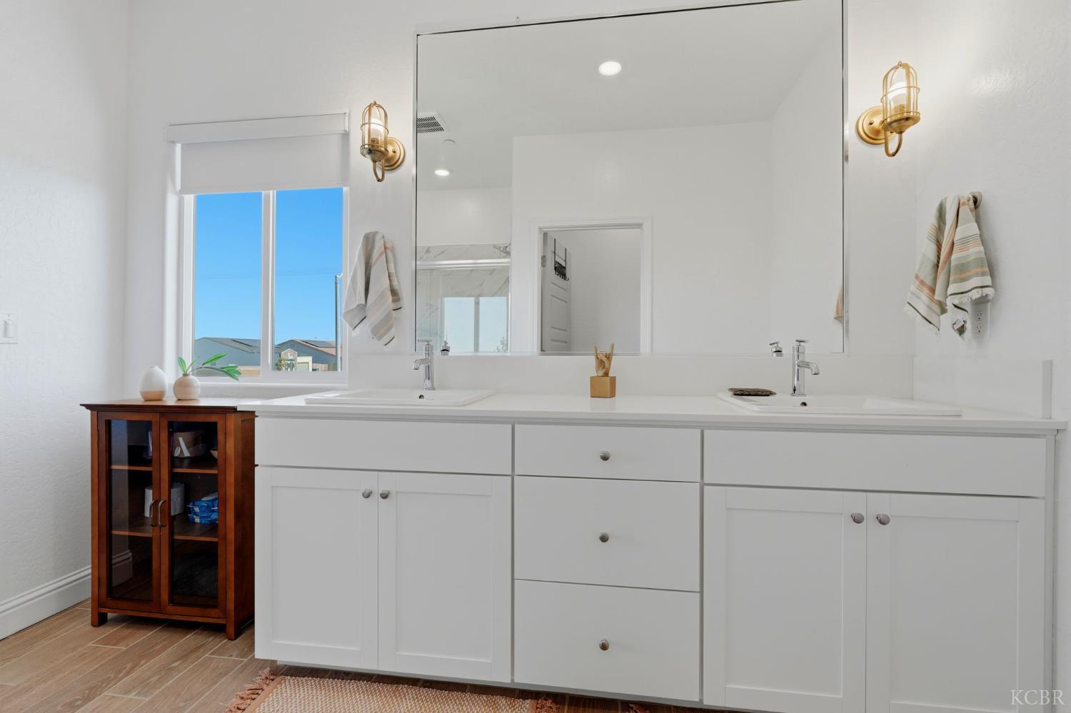 2445 W Claridge Way, Hanford, CA 93230
