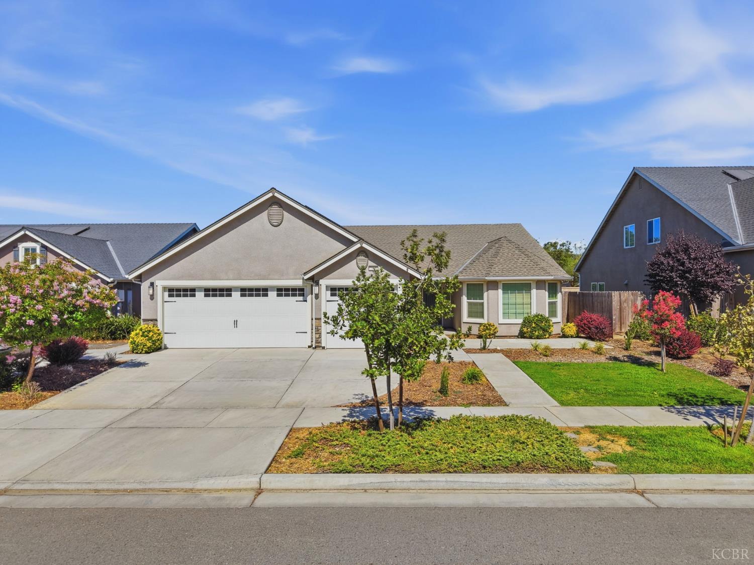 2081 Madeline Dr, Hanford, CA 93230