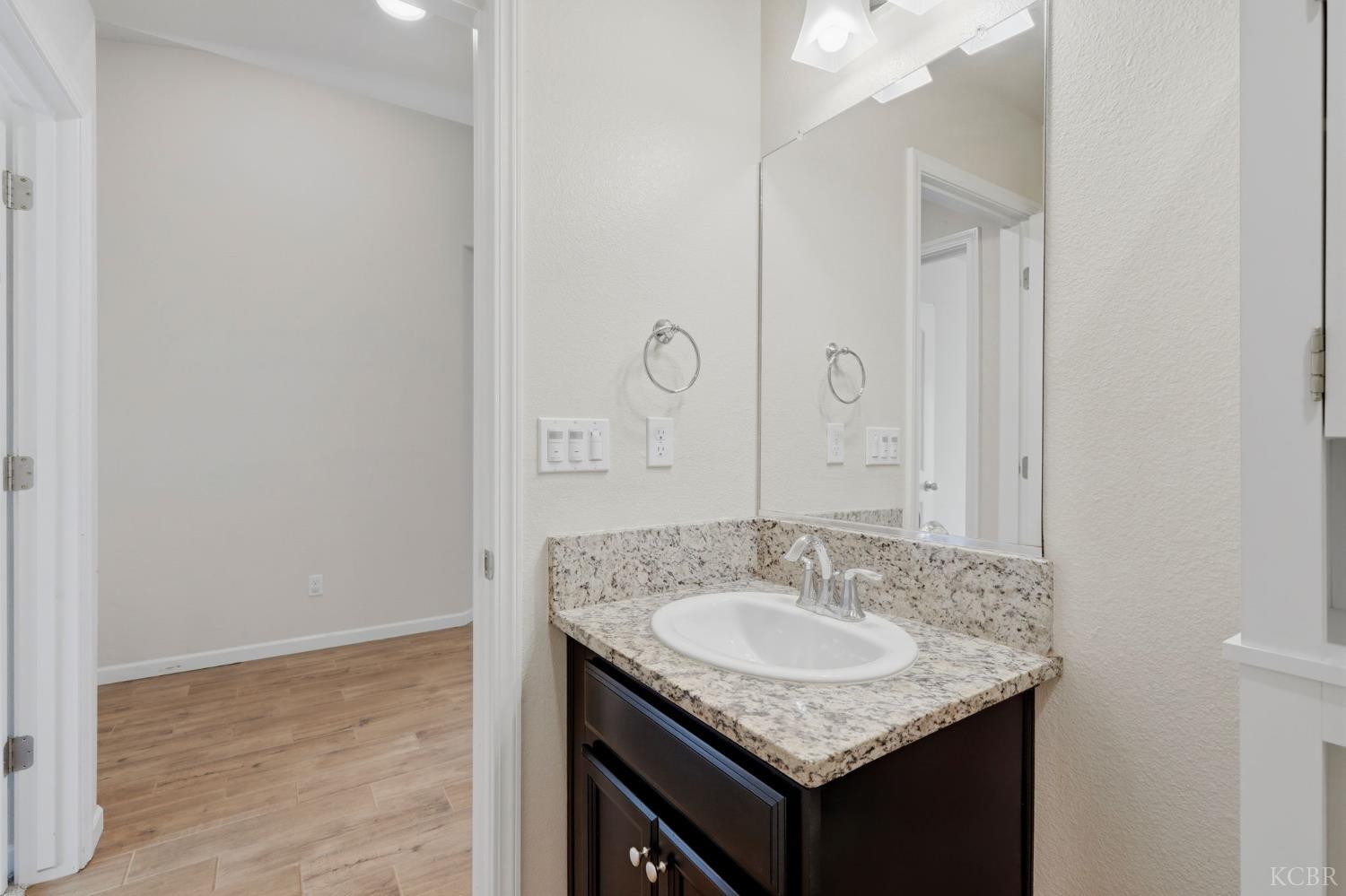2081 Madeline Dr, Hanford, CA 93230