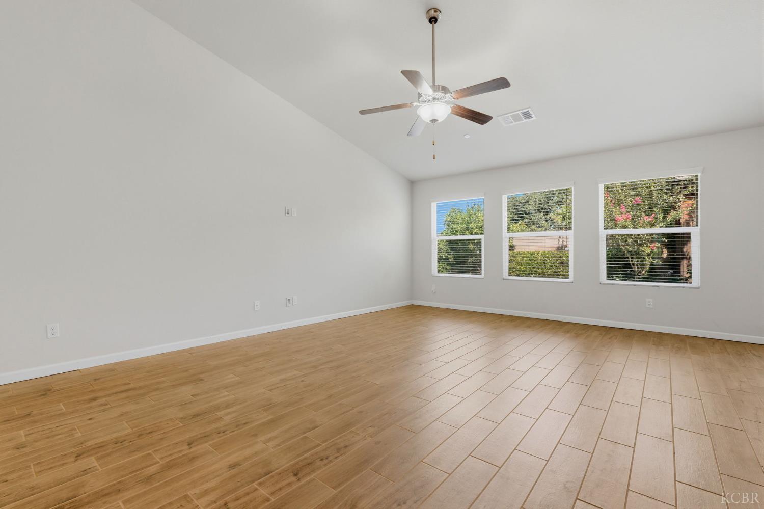 2081 Madeline Dr, Hanford, CA 93230