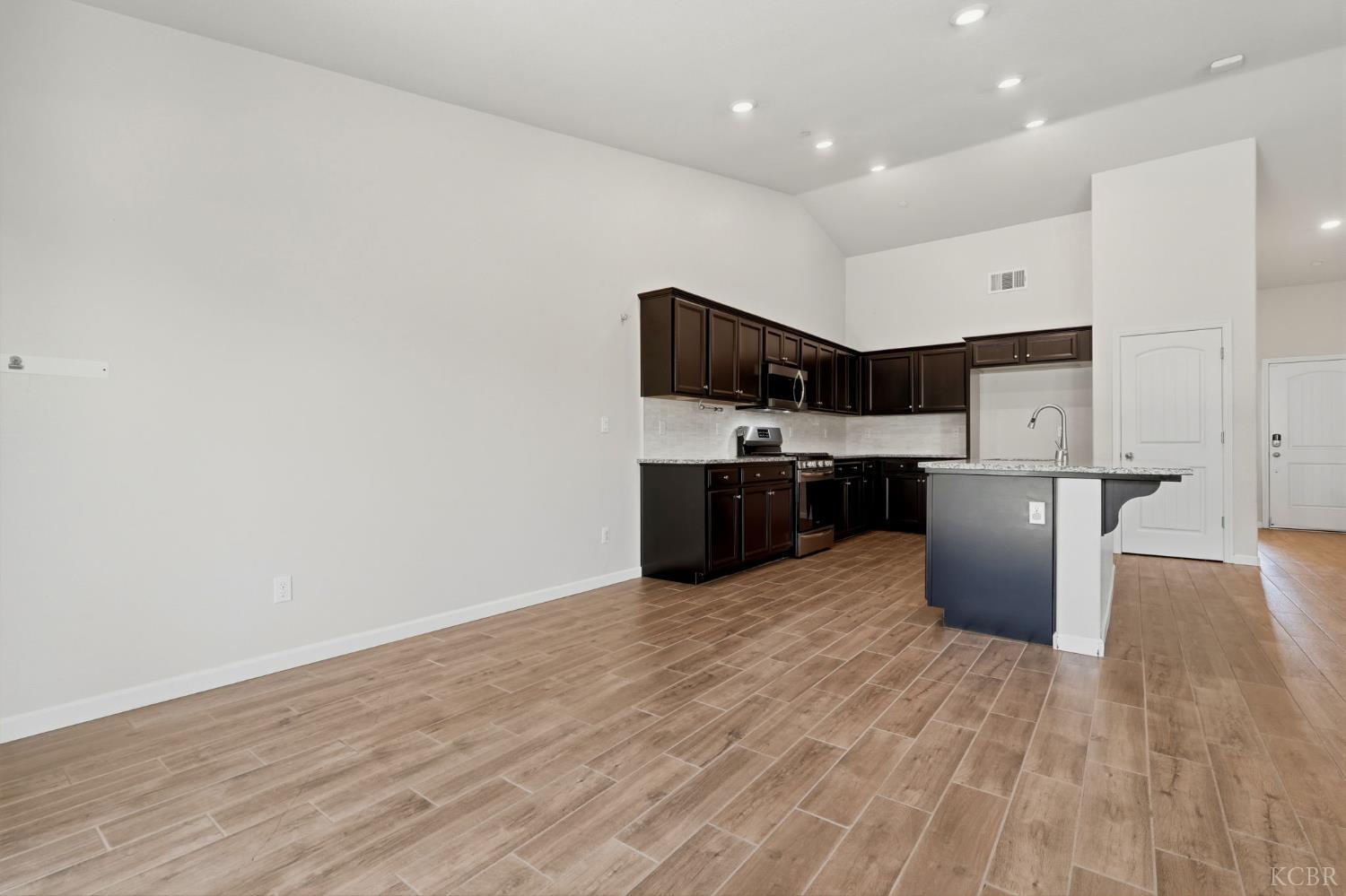 2081 Madeline Dr, Hanford, CA 93230