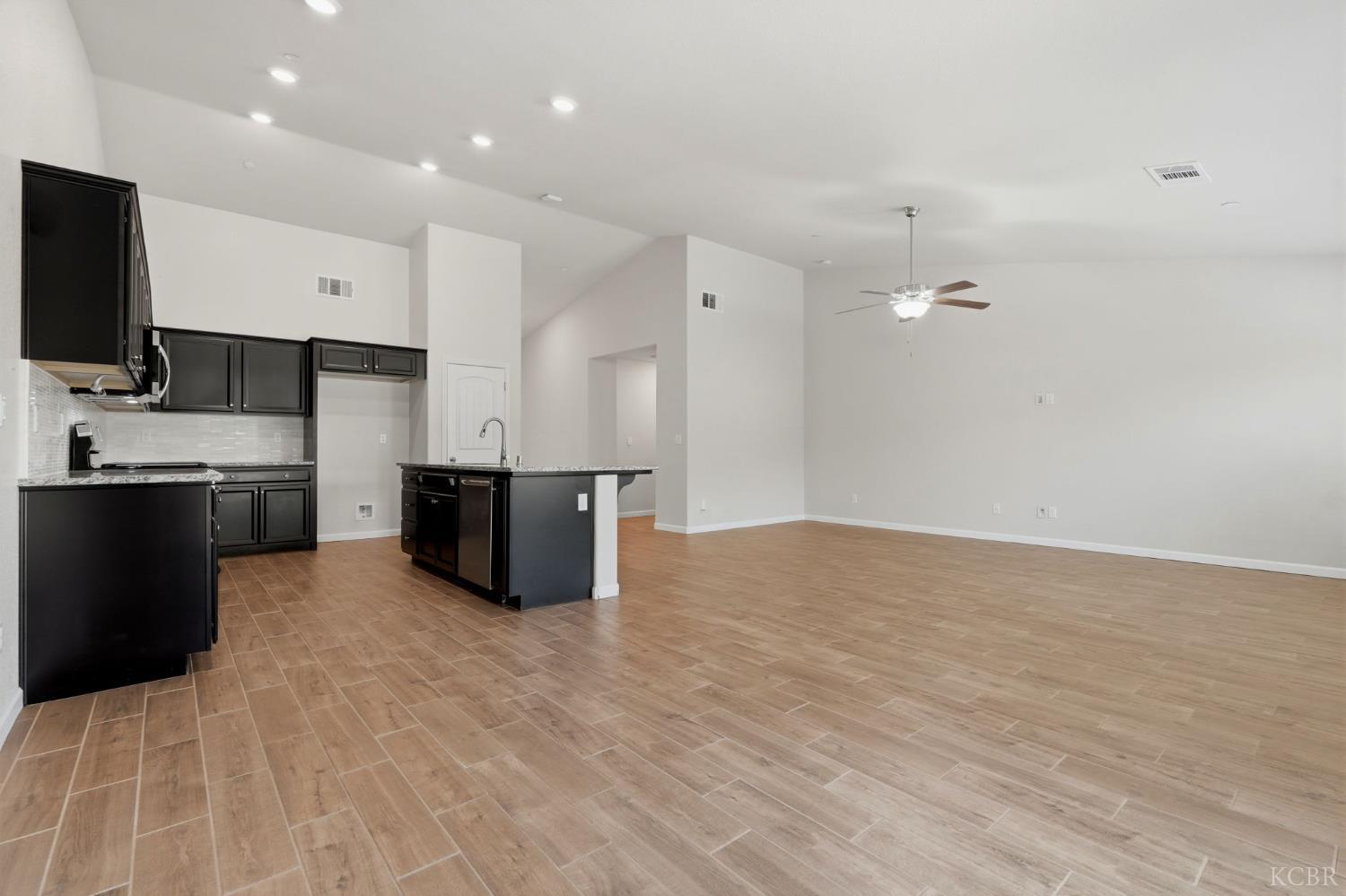 2081 Madeline Dr, Hanford, CA 93230