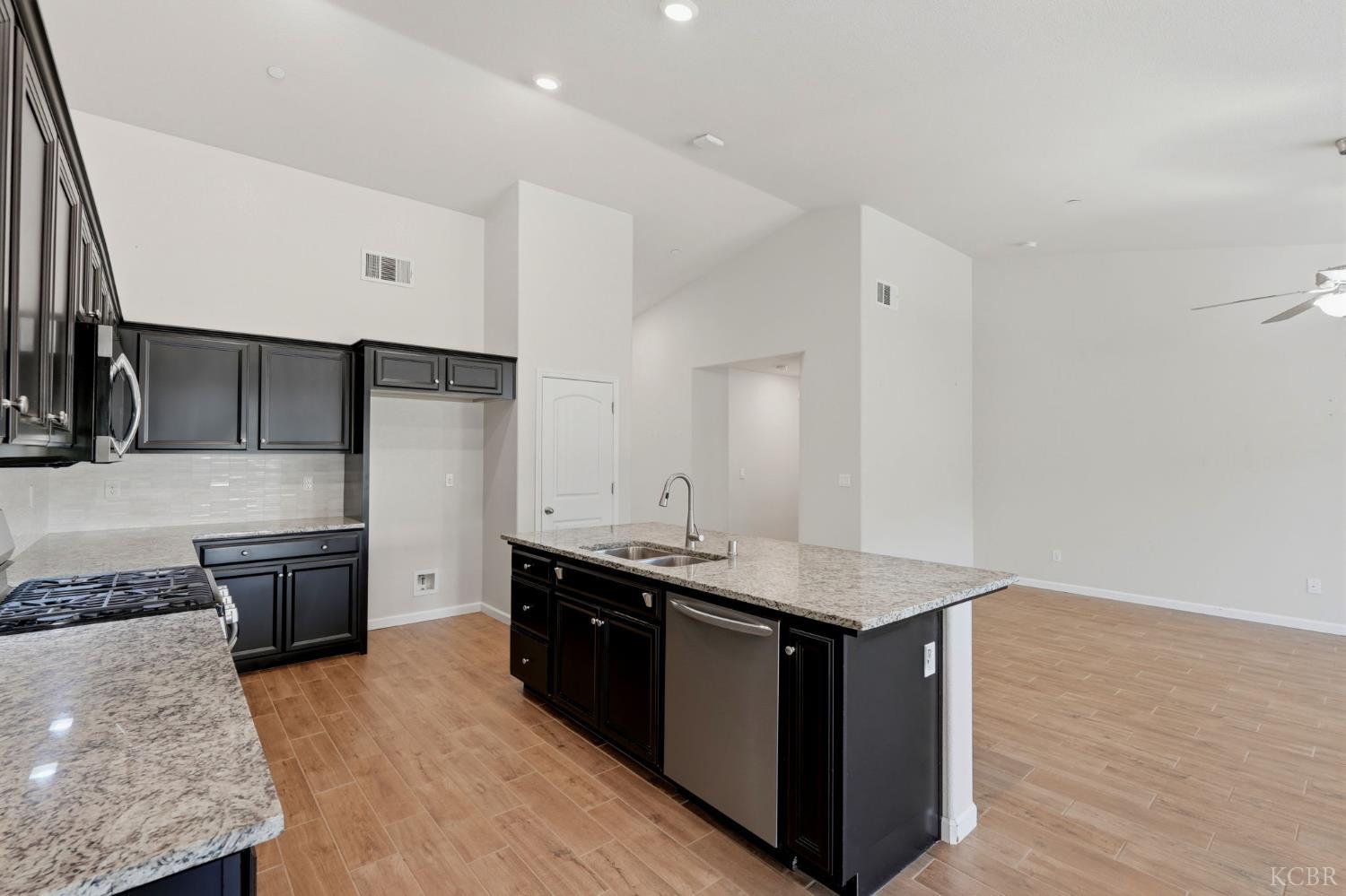 2081 Madeline Dr, Hanford, CA 93230