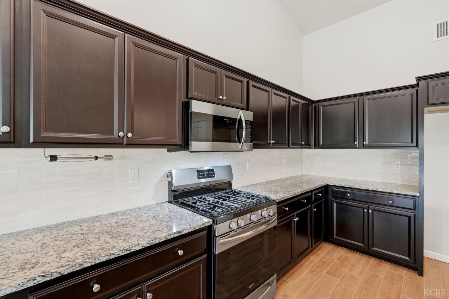 2081 Madeline Dr, Hanford, CA 93230