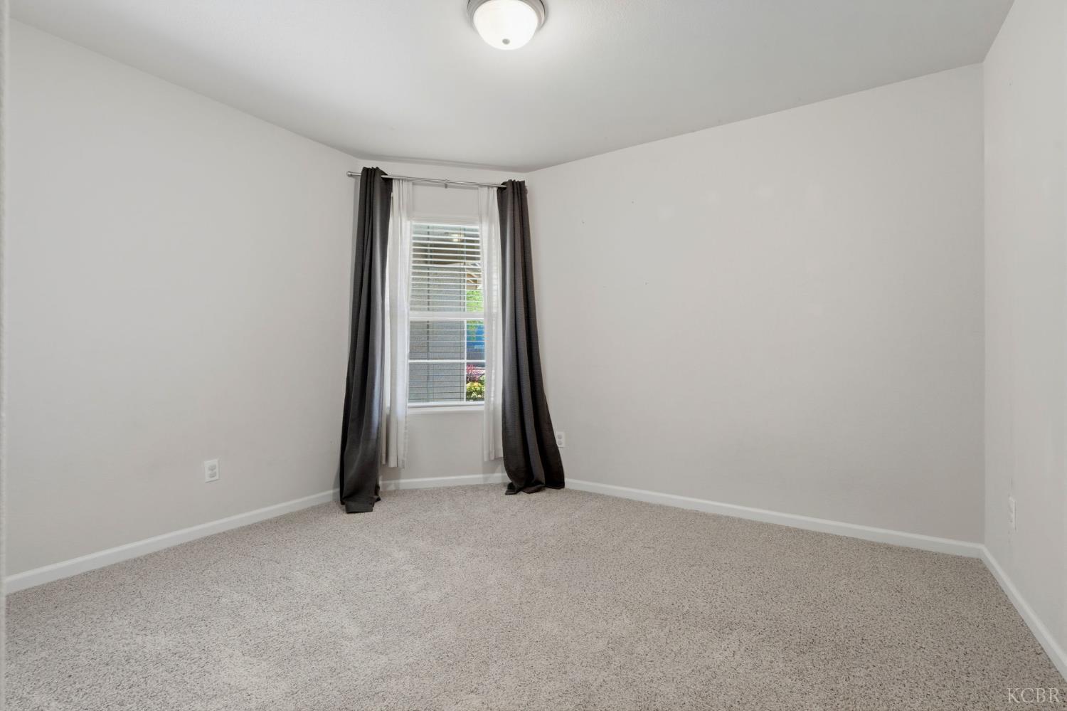2081 Madeline Dr, Hanford, CA 93230