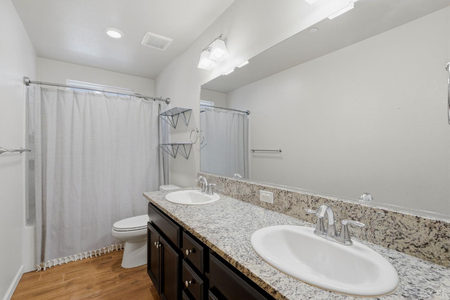 2081 Madeline Dr, Hanford, CA 93230