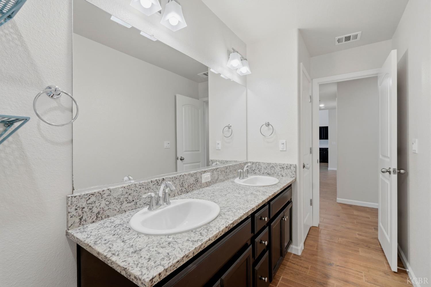 2081 Madeline Dr, Hanford, CA 93230