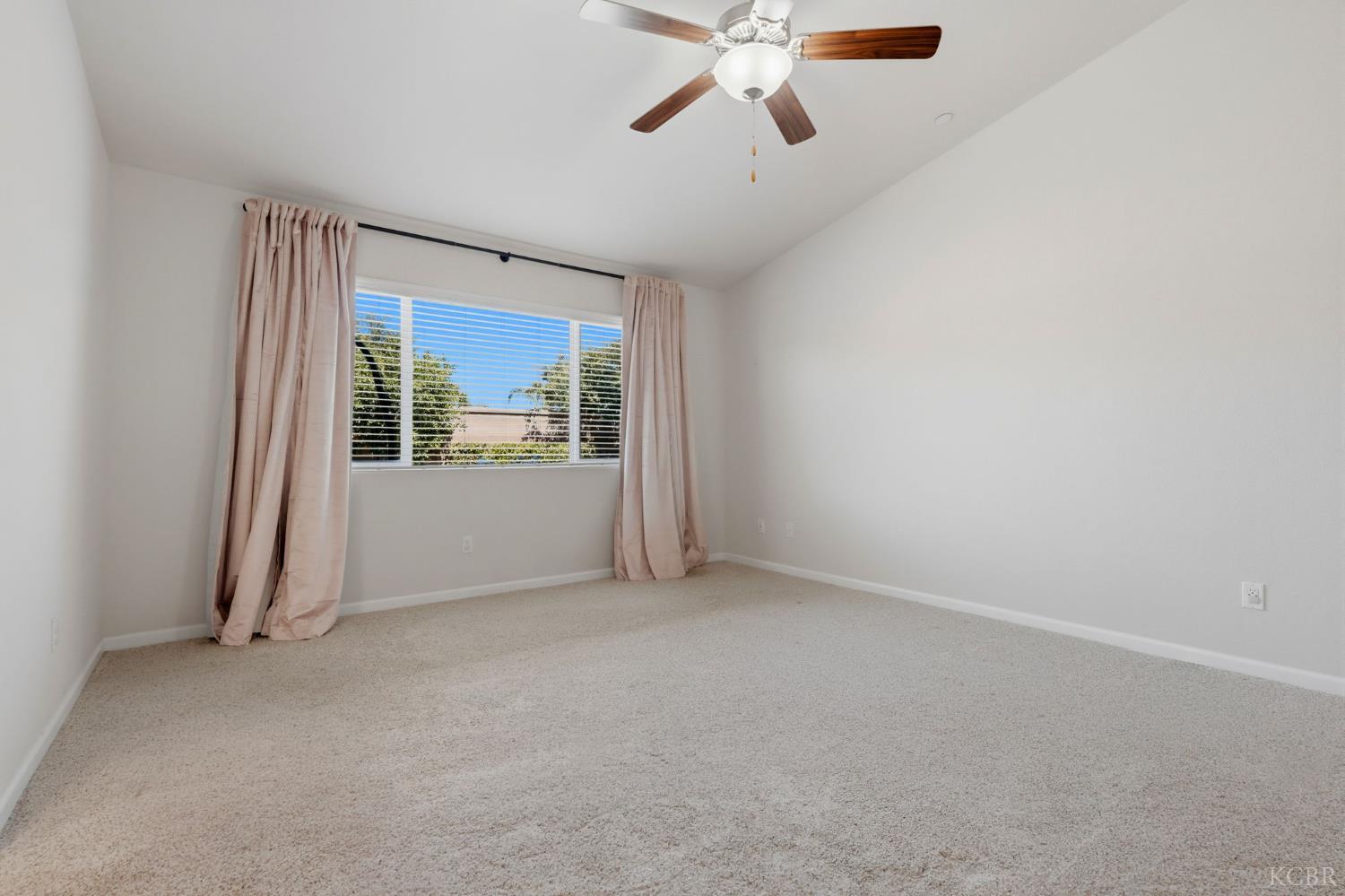 2081 Madeline Dr, Hanford, CA 93230
