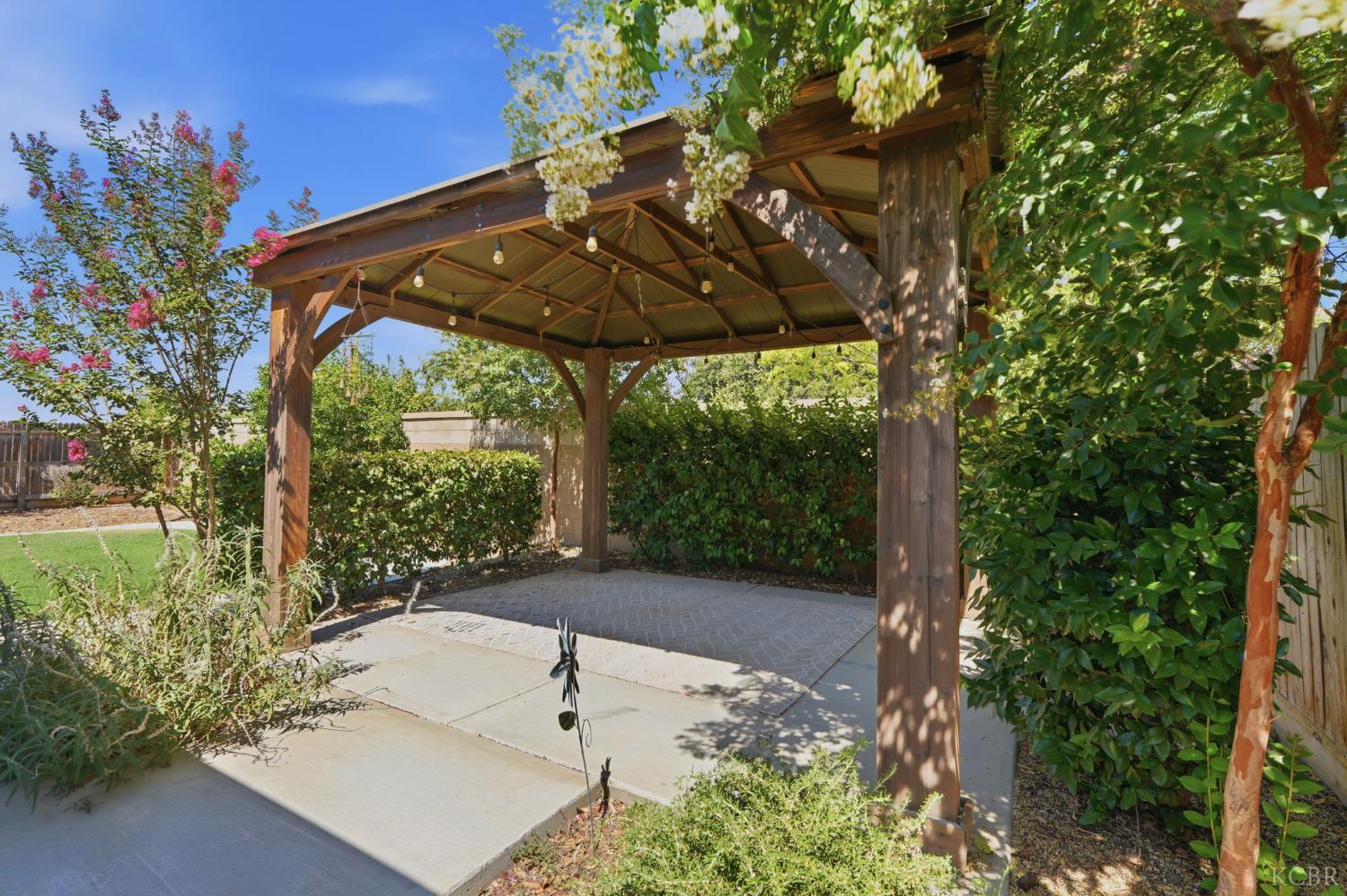 2081 Madeline Dr, Hanford, CA 93230