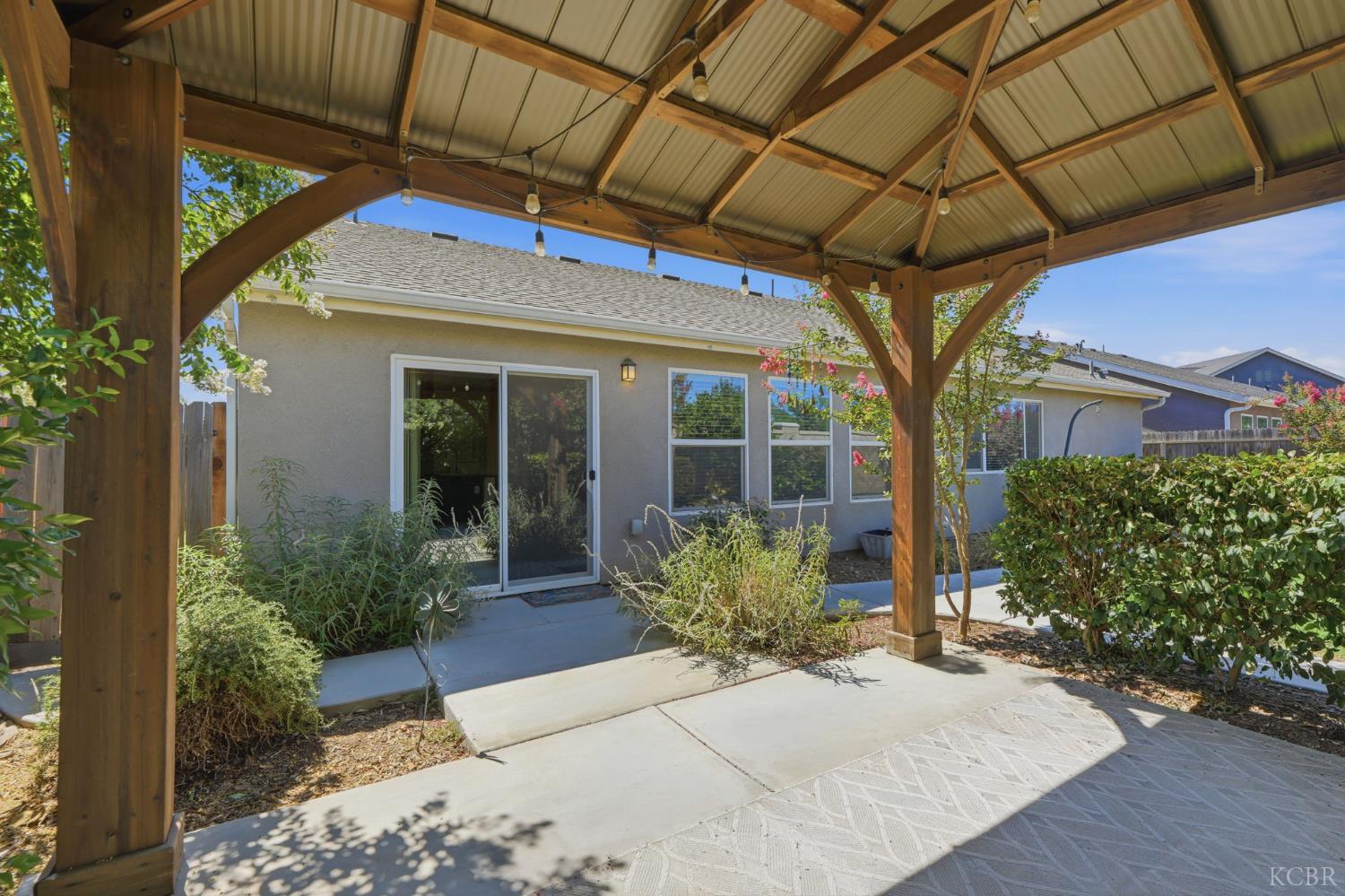 2081 Madeline Dr, Hanford, CA 93230