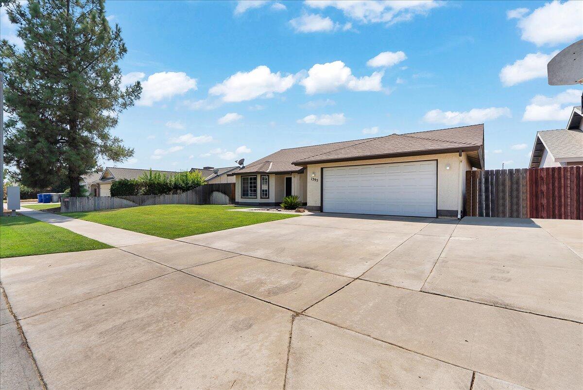 1395 Pine Dr, Lemoore, CA 93245