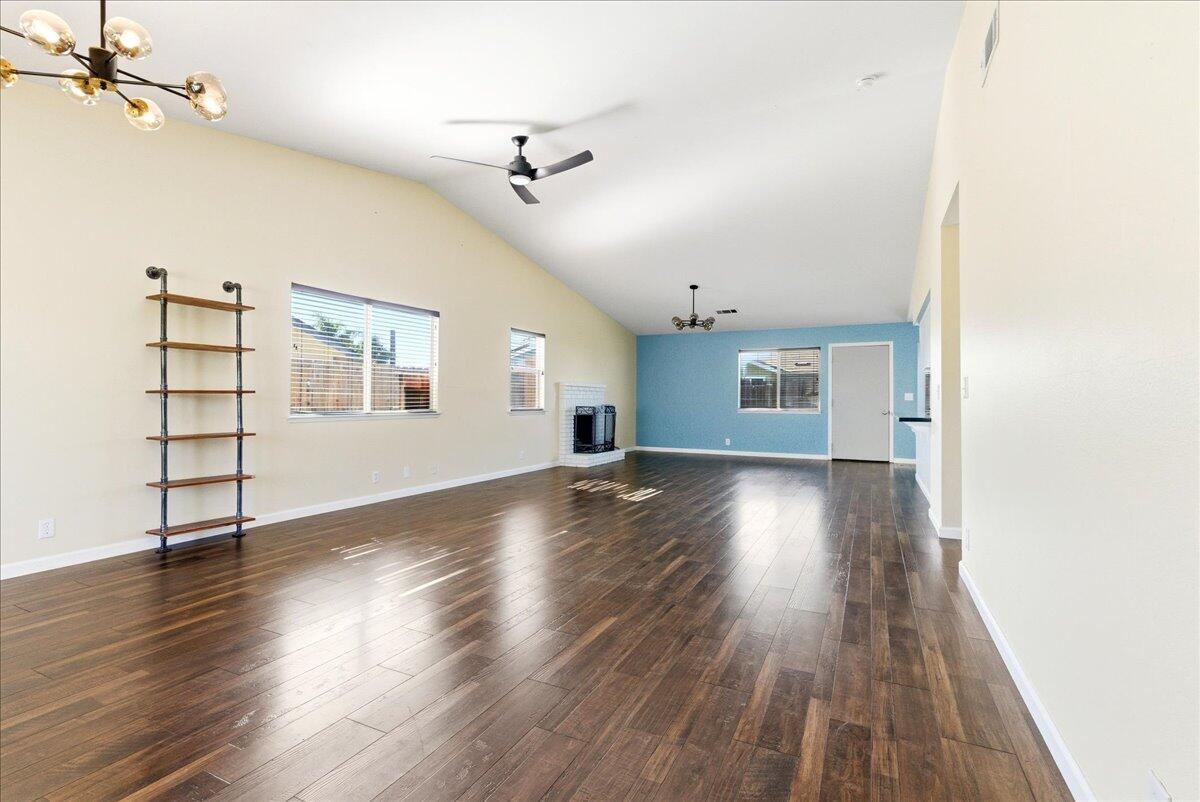 1395 Pine Dr, Lemoore, CA 93245