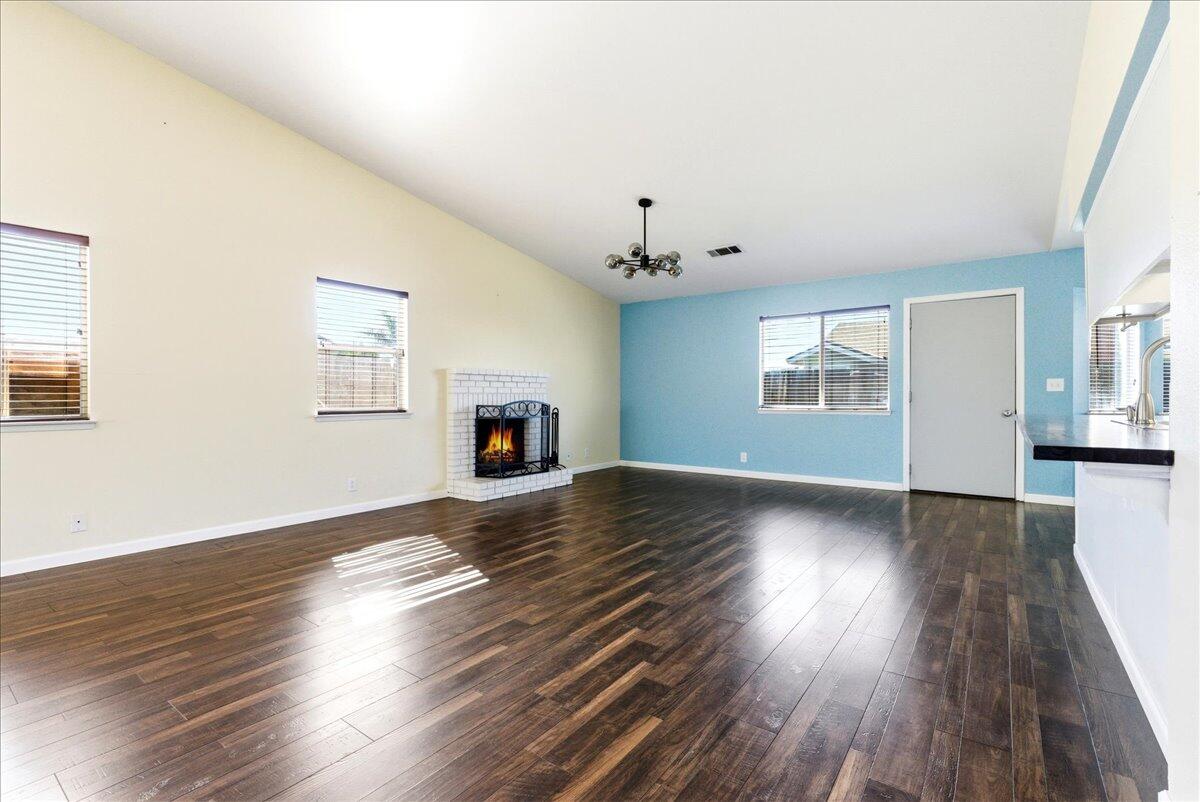 1395 Pine Dr, Lemoore, CA 93245