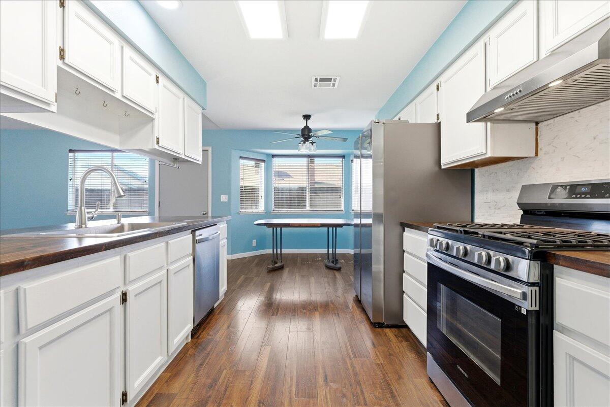 1395 Pine Dr, Lemoore, CA 93245