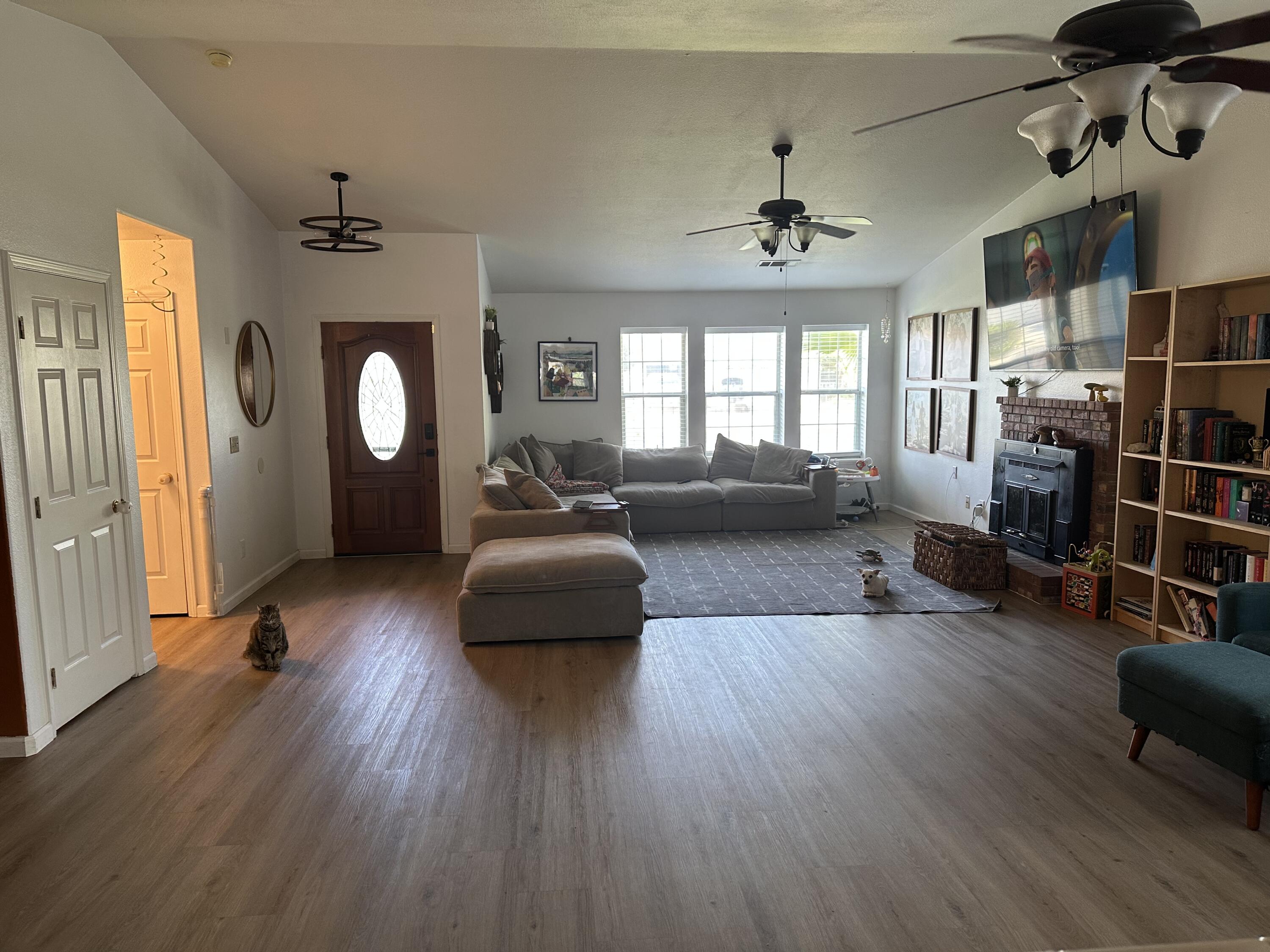 575 Encore Dr, Hanford, CA 93230