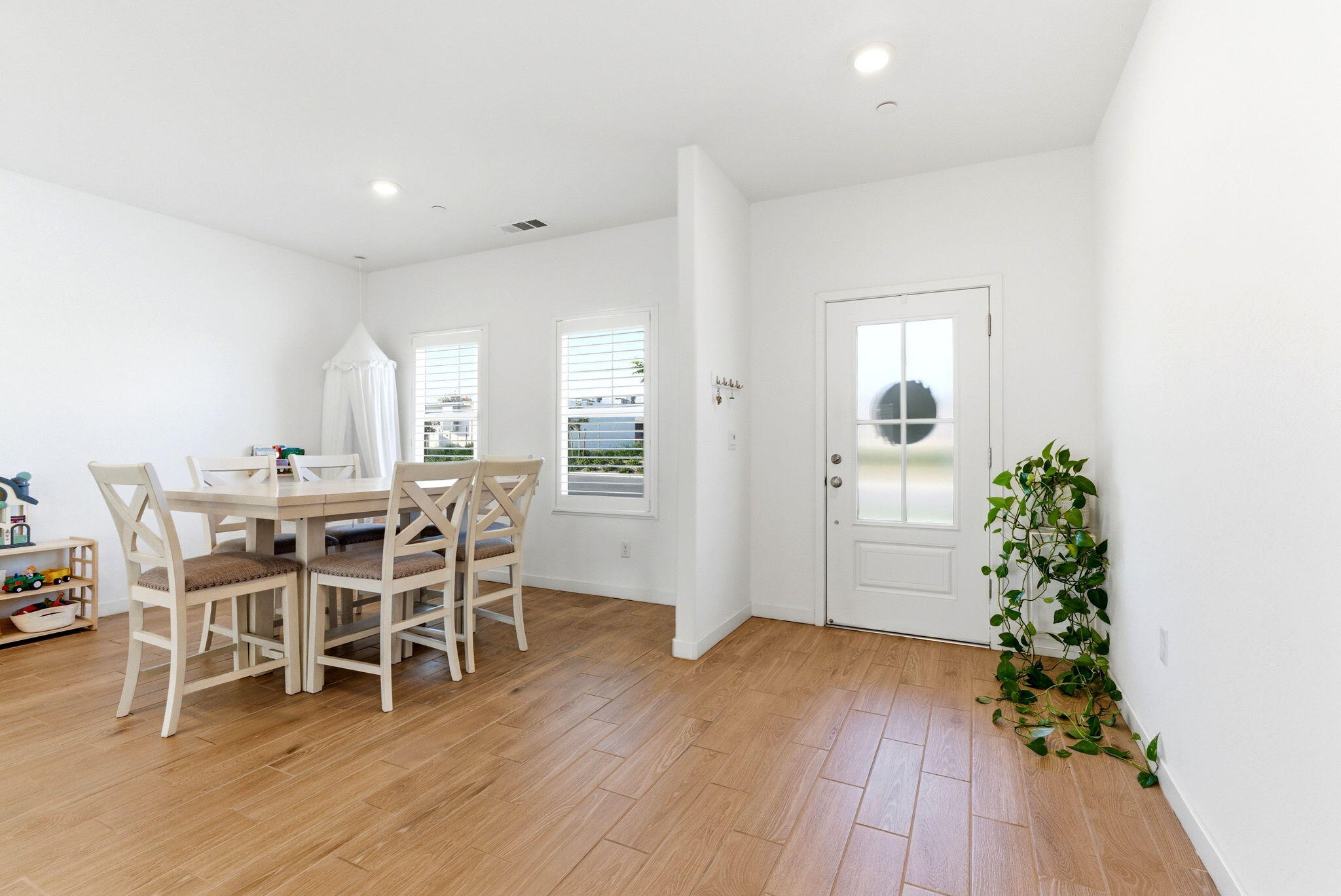 2459 W Hampton Dr, Hanford, CA 93230